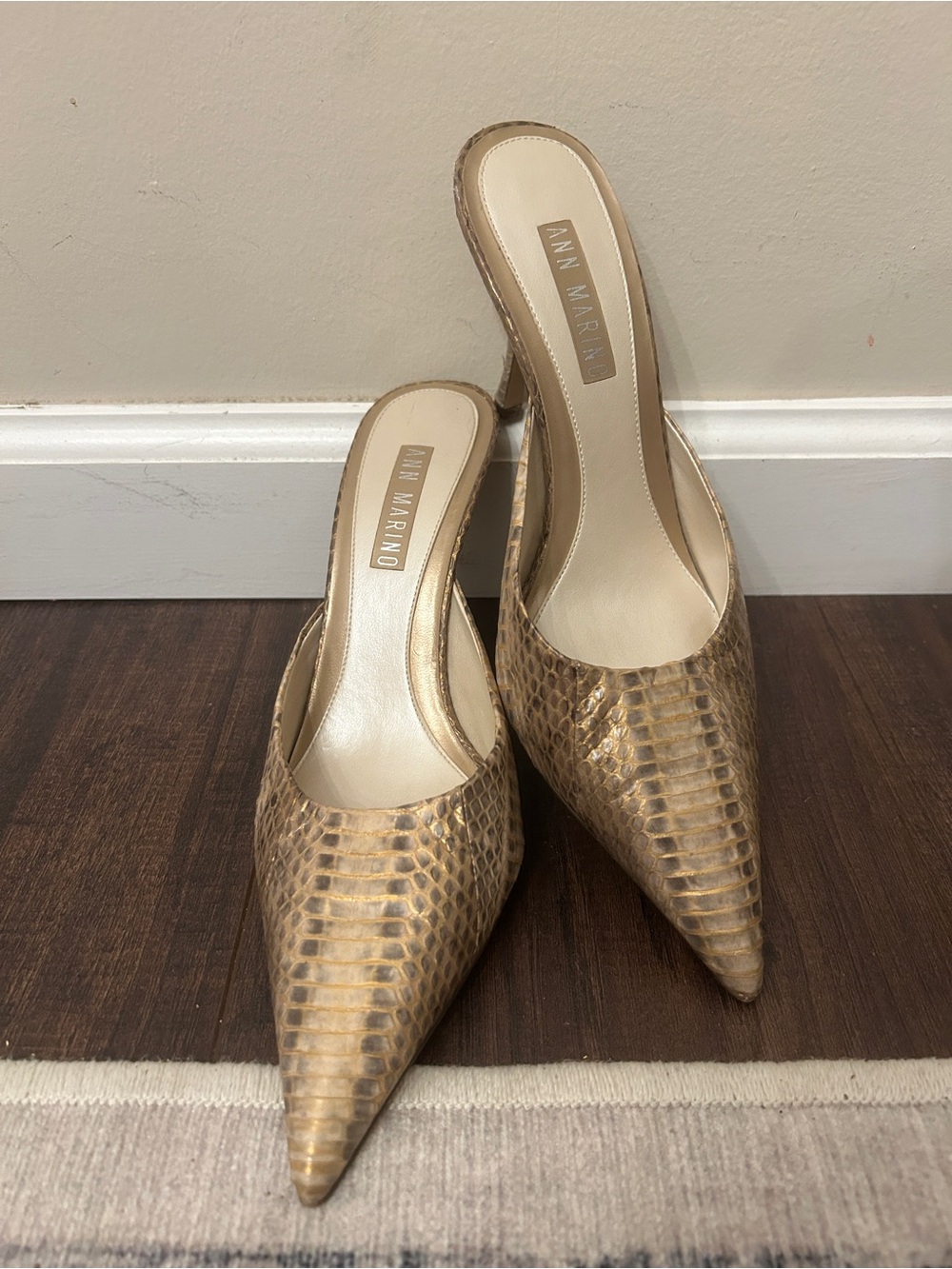 Ann Marino Women's Sz 8M Gold Snakeskin Print Mule Heels Pointed Toe Y2K Luxury